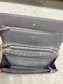 Sac à bandoulière Wallet-On-Chain en cuir verni gris - Chanel