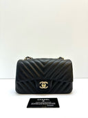 Sac à bandoulière Mini Timeless en cuir chevron noir - Chanel