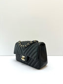 Sac à bandoulière Mini Timeless en cuir chevron noir - Chanel