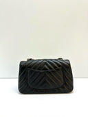 Sac à bandoulière Mini Timeless en cuir chevron noir - Chanel