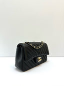 Sac à bandoulière Mini Timeless en cuir chevron noir - Chanel