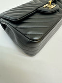 Sac à bandoulière Mini Timeless en cuir chevron noir - Chanel
