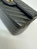 Sac à bandoulière Mini Timeless en cuir chevron noir - Chanel