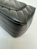 Sac à bandoulière Mini Timeless en cuir chevron noir - Chanel