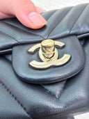 Sac à bandoulière Mini Timeless en cuir chevron noir - Chanel