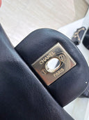 Sac à bandoulière Mini Timeless en cuir chevron noir - Chanel