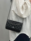 Sac à bandoulière Wallet-On-Chain en cuir caviar noir - Chanel