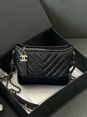 Sac à bandoulière Gabrielle Mini en cuir chevron noir - Chanel