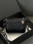 Sac à bandoulière Gabrielle Mini en cuir chevron noir - Chanel