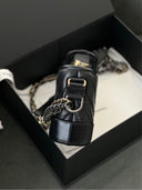 Sac à bandoulière Gabrielle Mini en cuir chevron noir - Chanel