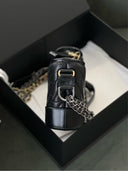 Sac à bandoulière Gabrielle Mini en cuir chevron noir - Chanel