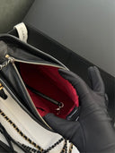 Sac à bandoulière Gabrielle Mini en cuir chevron noir - Chanel