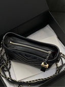 Sac à bandoulière Gabrielle Mini en cuir chevron noir - Chanel
