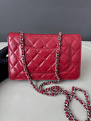 Sac à bandoulière Wallet-On-Chain en cuir lisse rouge - Chanel