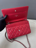 Sac à bandoulière Wallet-On-Chain en cuir lisse rouge - Chanel