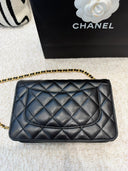 Sac à bandoulière Wallet-On-Chain en cuir lisse noir - Chanel