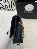 Sac à bandoulière Wallet-On-Chain en cuir lisse noir - Chanel