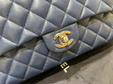 Sac à bandoulière Timeless 11.12 en cuir caviar bleu - Chanel
