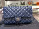 Sac à bandoulière Timeless 11.12 en cuir caviar bleu - Chanel