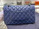 Sac à bandoulière Timeless 11.12 en cuir caviar bleu - Chanel