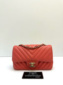 Sac à bandoulière Timeless 20CM en cuir chevron rouge corail - Chanel
