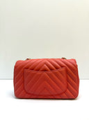 Sac à bandoulière Timeless 20CM en cuir chevron rouge corail - Chanel