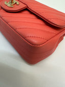 Sac à bandoulière Timeless 20CM en cuir chevron rouge corail - Chanel
