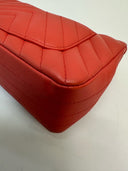 Sac à bandoulière Timeless 20CM en cuir chevron rouge corail - Chanel