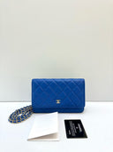 Sac à bandoulière Wallet-On-Chain en cuir lisse bleu - Chanel