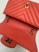 Sac à bandoulière Timeless 20CM en cuir chevron rouge corail - Chanel