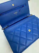 Sac à bandoulière Wallet-On-Chain en cuir lisse bleu - Chanel
