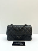 Sac à bandoulière Mini Timeless  Édition Limitée So Black en cuir lisse noir - Chanel