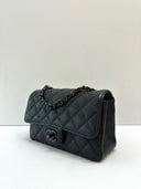 Sac à bandoulière Mini Timeless  Édition Limitée So Black en cuir lisse noir - Chanel