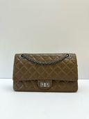 Sac à bandoulière 2.55 en cuir d'agneau marron - Chanel
