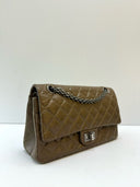 Sac à bandoulière 2.55 en cuir d'agneau marron - Chanel