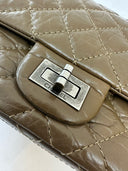 Sac à bandoulière 2.55 en cuir d'agneau marron - Chanel