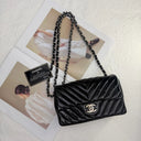 Sac à bandoulière Timeless 20CM en cuir verni chevron noir et argenté - Chanel