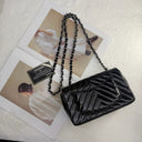 Sac à bandoulière Timeless 20CM en cuir verni chevron noir et argenté - Chanel