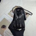 Sac à bandoulière Timeless 20CM en cuir verni chevron noir et argenté - Chanel