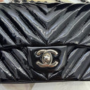 Sac à bandoulière Timeless 20CM en cuir verni chevron noir et argenté - Chanel
