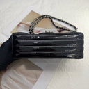 Sac à bandoulière Timeless 20CM en cuir verni chevron noir et argenté - Chanel