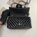 Sac à bandoulière Timeless 20CM en cuir verni chevron noir et argenté - Chanel