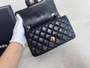 Sac à bandoulière Timeless 20CM en cuir lisse noir et doré - Chanel