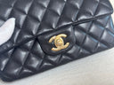 Sac à bandoulière Timeless 20CM en cuir lisse noir et doré - Chanel
