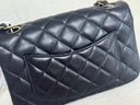 Sac à bandoulière Timeless 20CM en cuir lisse noir et doré - Chanel