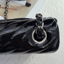Sac à bandoulière Timeless 20CM en cuir verni chevron noir et argenté - Chanel