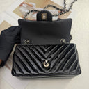 Sac à bandoulière Timeless 20CM en cuir verni chevron noir et argenté - Chanel
