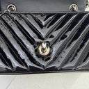 Sac à bandoulière Timeless 20CM en cuir verni chevron noir et argenté - Chanel
