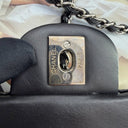 Sac à bandoulière Timeless 20CM en cuir verni chevron noir et argenté - Chanel
