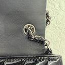 Sac à bandoulière Timeless 20CM en cuir verni chevron noir et argenté - Chanel